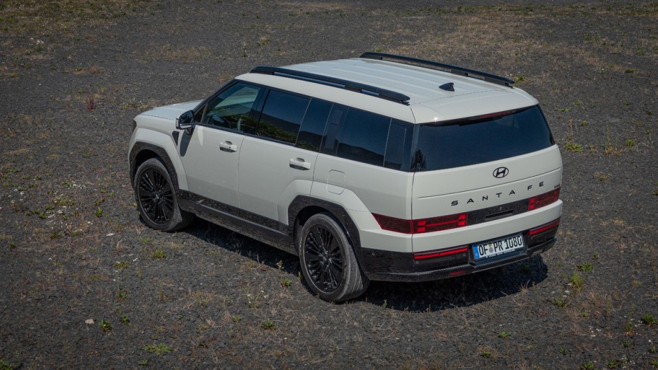 Hyundai Santa Fe schräg von hinten fotografiert auf Kiesboden