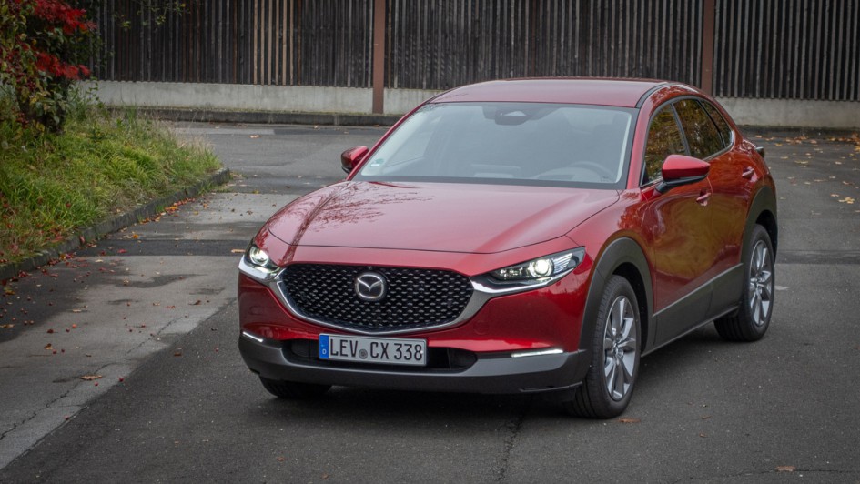 Mazda CX-30 auf Parkplatz fotografiert