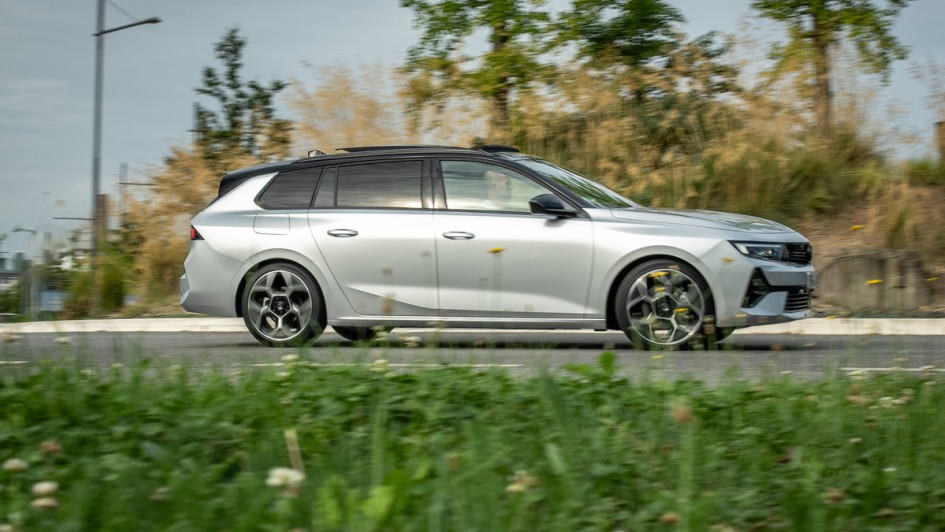 Opel Astra Sports Tourer mit 48-Volt-Hybrid fahrend von der Seite fotografiert