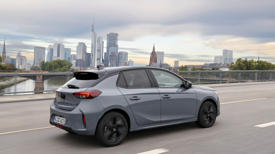 Skyline Frankfurt mit Opel Corsa fahrend auf der Brücke