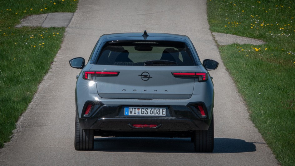 Opel Mokka GSE von hinten fotografiert, Opel ist in mausgrau lackiert