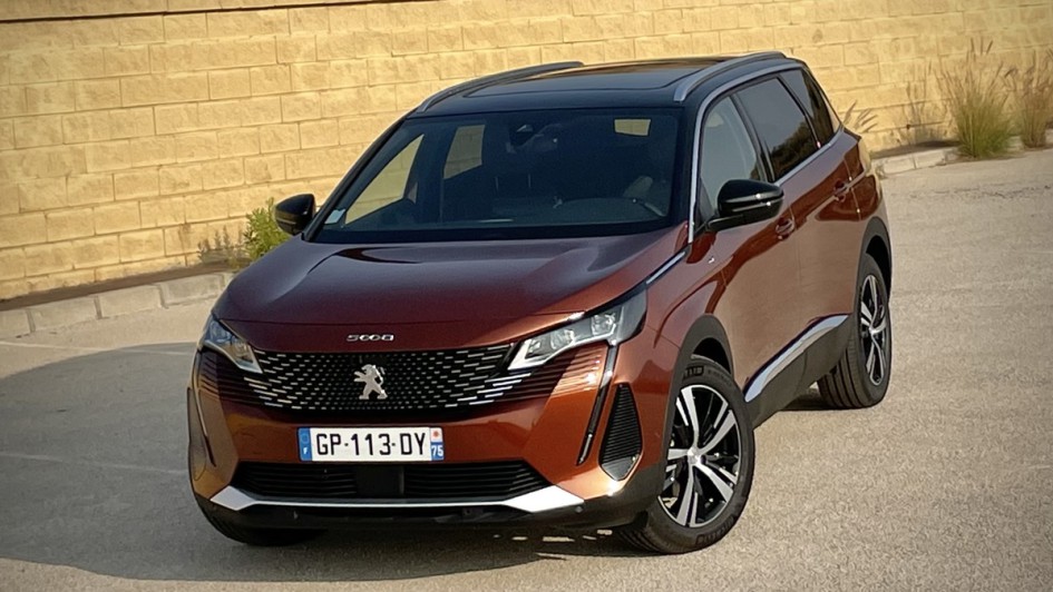 Peugeot 5008 schräg von vorn in einer auberginefarbenen Lackierung stehend fotografiert