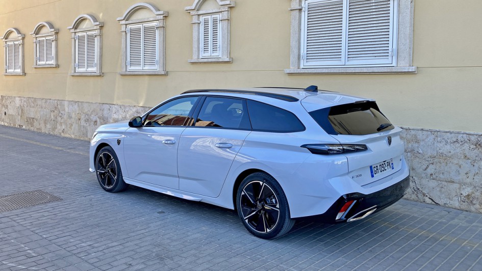 Peugeot Elektro in weiß vor gelber Hauswand