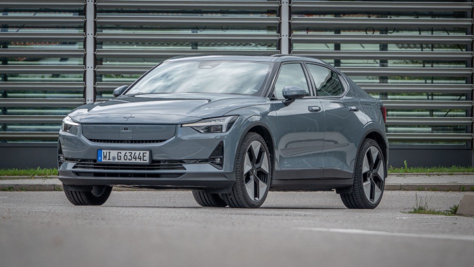 Polestar 2 schraeg von vorn fotografiert vor einer Glas-Alu-Hauswand