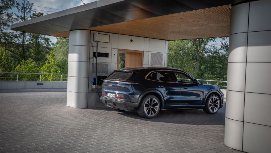 Cayenne Electric steht in der Porsche Charging Lunge und lädt den Akku ultraschnell mit bis zu 390 kW Ladeleistung