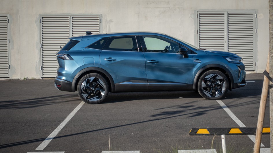 Renault Symbioz in der Seitenansicht vor einer hellen Wand