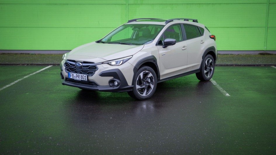 Subaru Crosstrek vor einer grünen Hauswand stehend von schräg vorn aufgenommen