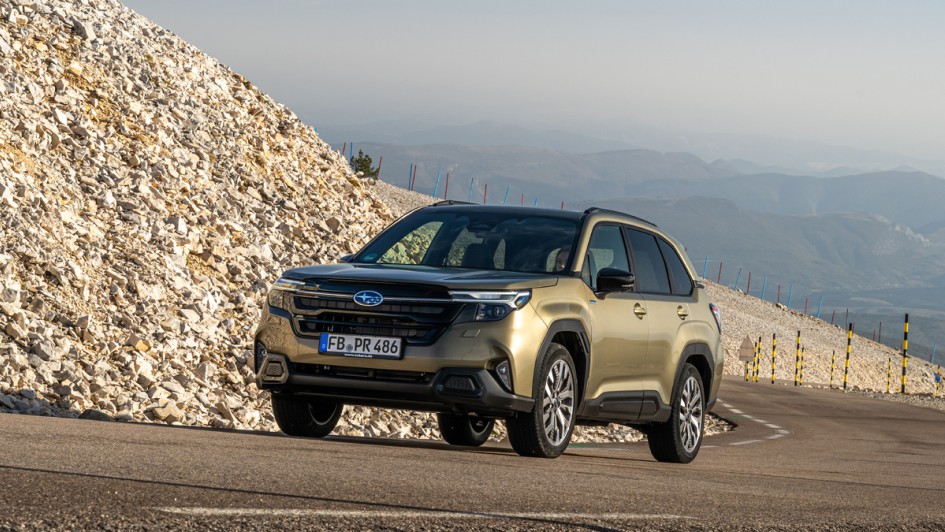 Subaru Forester fahrend vor kahler Steinwand