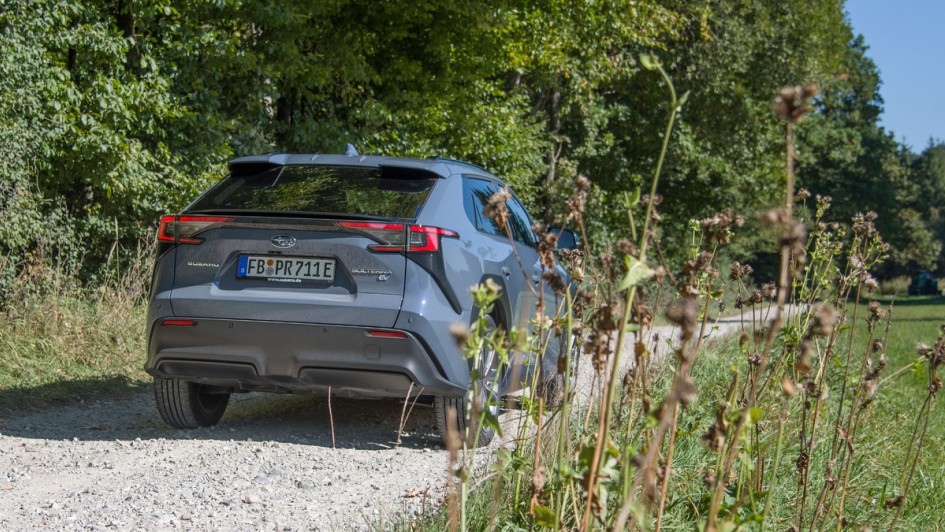 Subaru Solterra schräg von hinten fotografiert auf der Straße stehend
