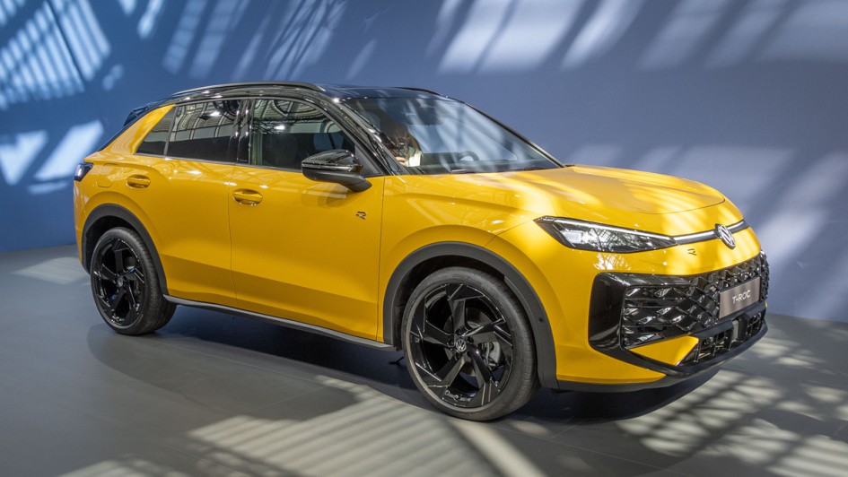 Gelb lackierter VW T-Roc schräg von vorn aber mehr seitlich fotografiert