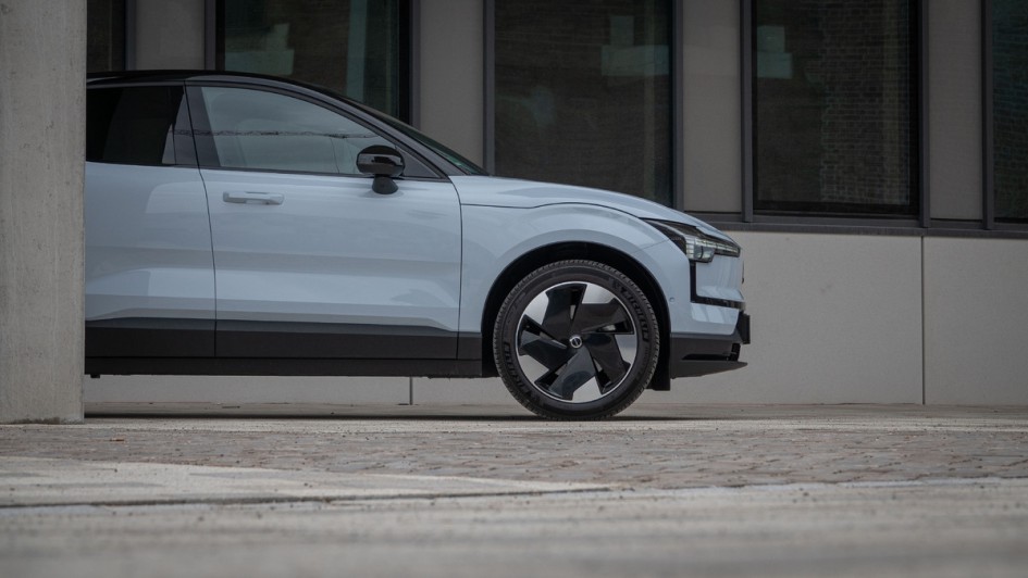 Volvo EX 30 guckt mit der Front hinter Gebäude hervor
