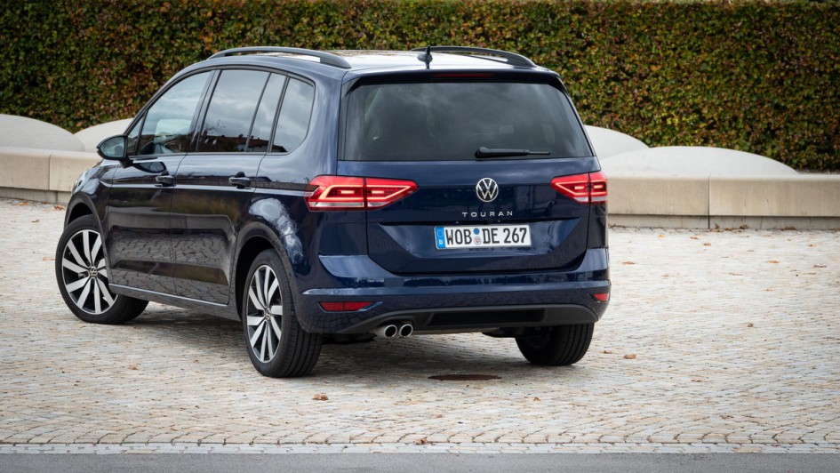 VW Touran 2.0 TDI DSG Highline in dunkelblau stehend schräg von hinten auf einem Parkplatz fotografiert