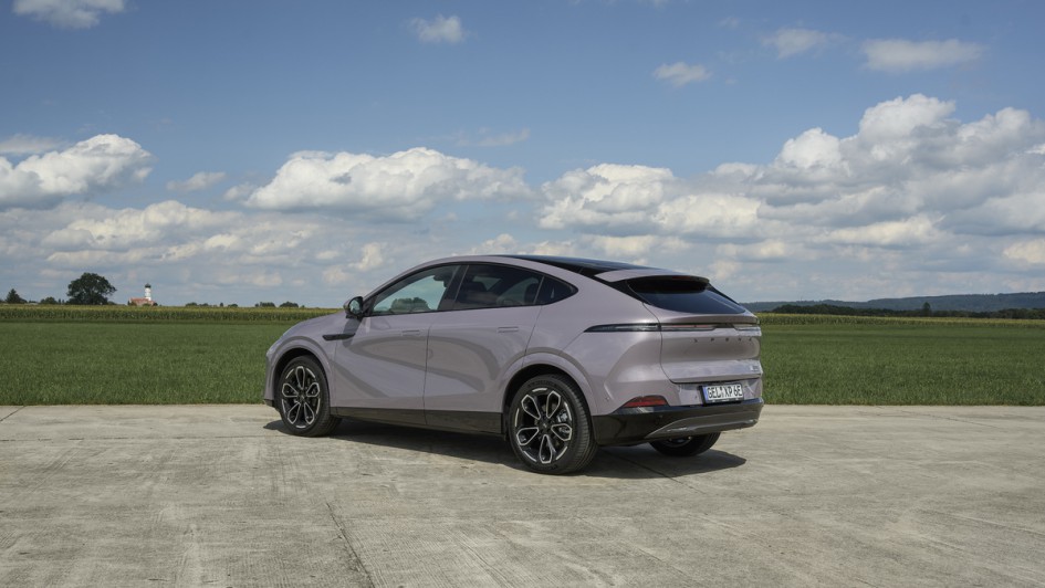 Xpeng G6 stehend auf Asphalt und gegen den Himmel fotografiert