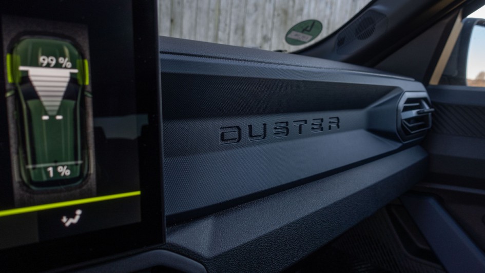 Duster-Schriftzug auf der Beifahrerseite im Dacia Duster