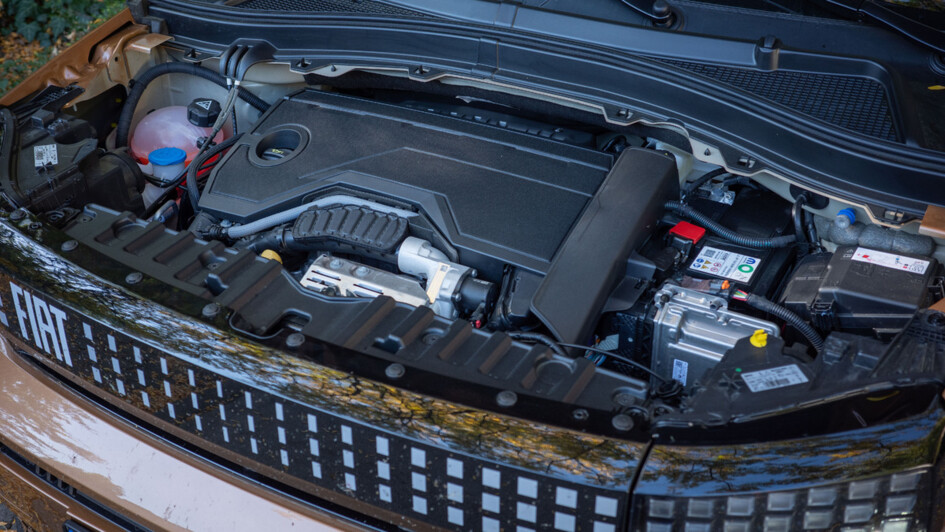 Motorraum des Fiat Grande Panda mit 1,2-Liter-Dreizylinder-Hybrid