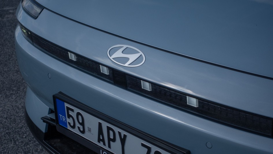 Hyundai-Logo auf der Motorhaube im Detail fotografiert