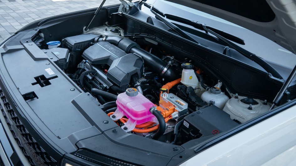 Motorraum des Hyundai Santa Fe (2024) als Hybrid