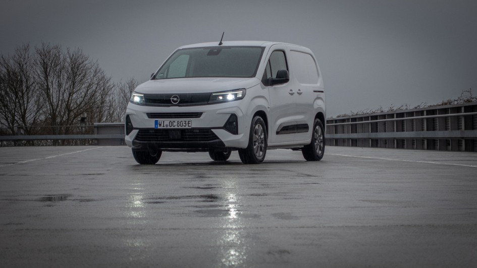 Opel Combo Electric (2024) schraeg von vorn fotografiert