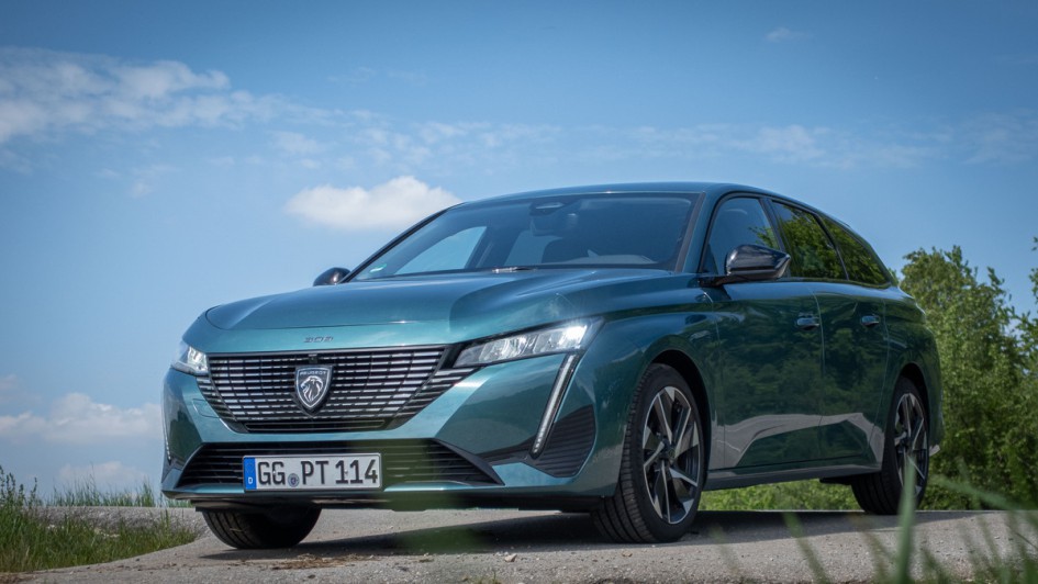 Peugeot 308 SW 1.5d schraeg von vorn gegen den Himmel fotografiert