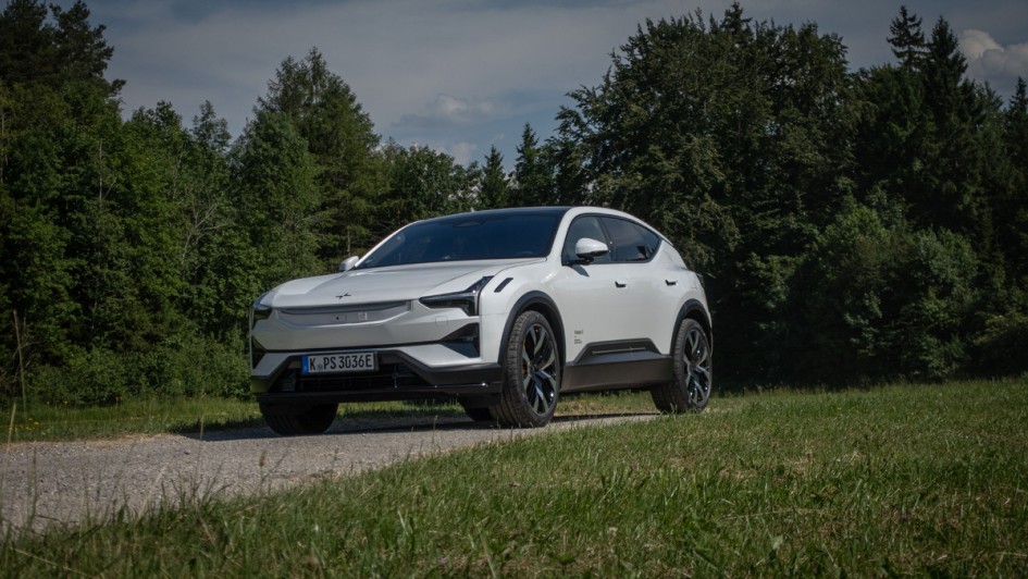 Polestar 3 von vorn auf Waldweg fotografiert