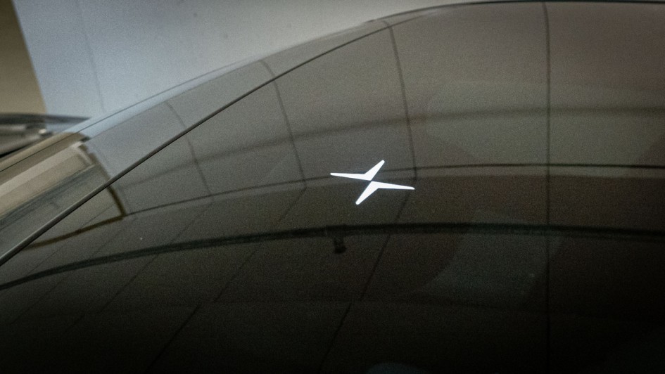 Polestar-Logo beleuchtet im Dachhimmel