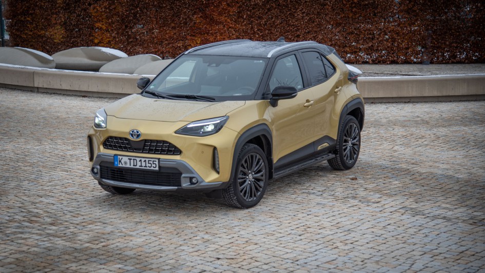 Toyota Yaris Cross Hybrid AWD Frontalansicht Mangabronze lackiert