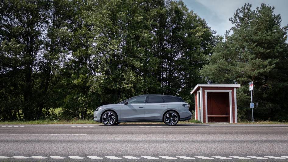 VW ID.7 Tourer GTX neben einem Bus-Stopp parkend