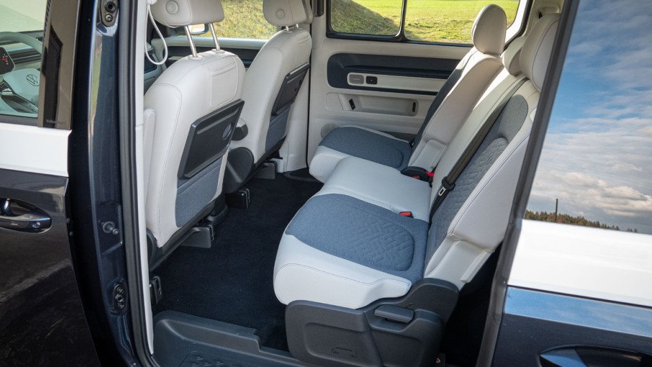 Die zweite Reihe des siebensitzigen VW ID.Buzz Pro mit langem Radstand ist verschiebbar. Dementsprechend kann mal auch die Beinfreiheit in der letzten Reihe variieren und große Leute unterbringen.