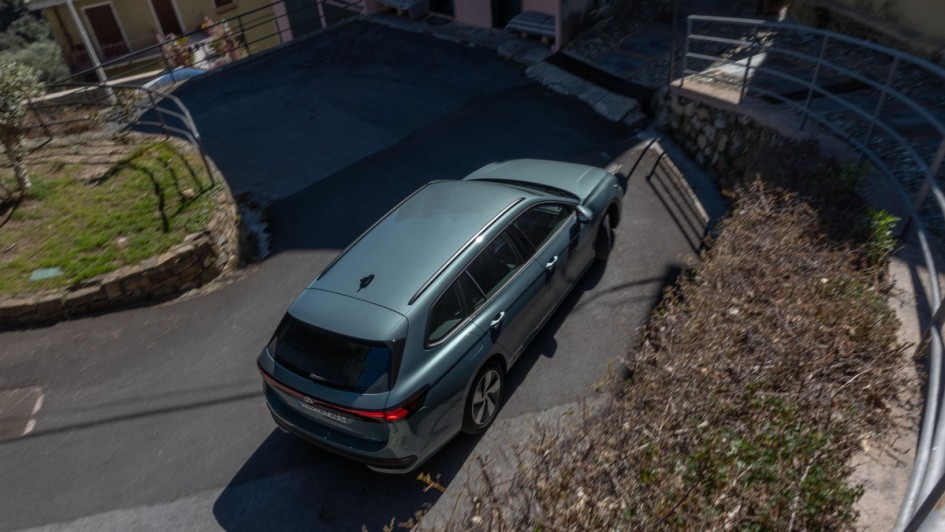 VW Passat Kombi von oben während der fahrt fotografiert
