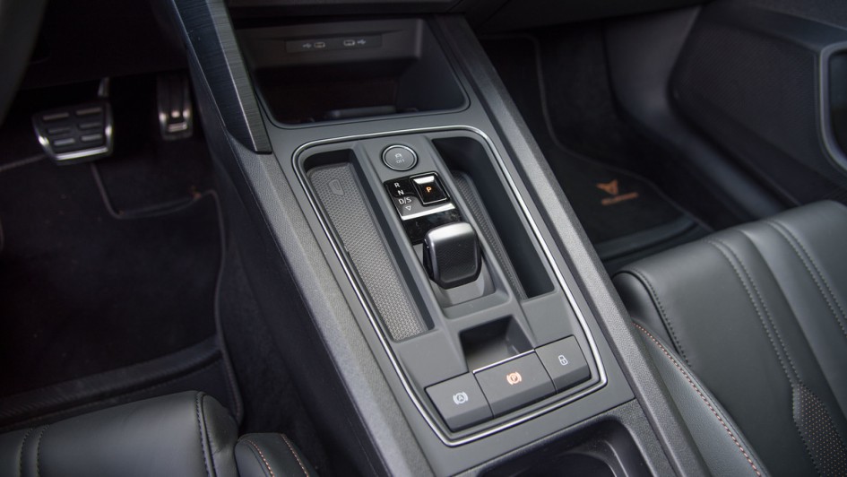 Foto von der Mittelkonsole des Cupra Formentor mit dem DSG-Wahlschalter