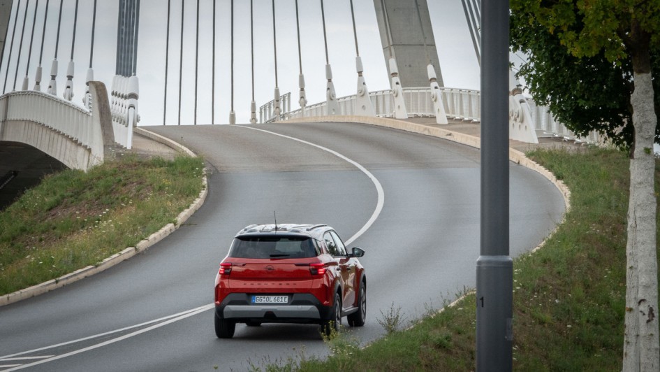 Opel Frontera fährt über eine große Brücke und ist dabei von hinten fotografiert