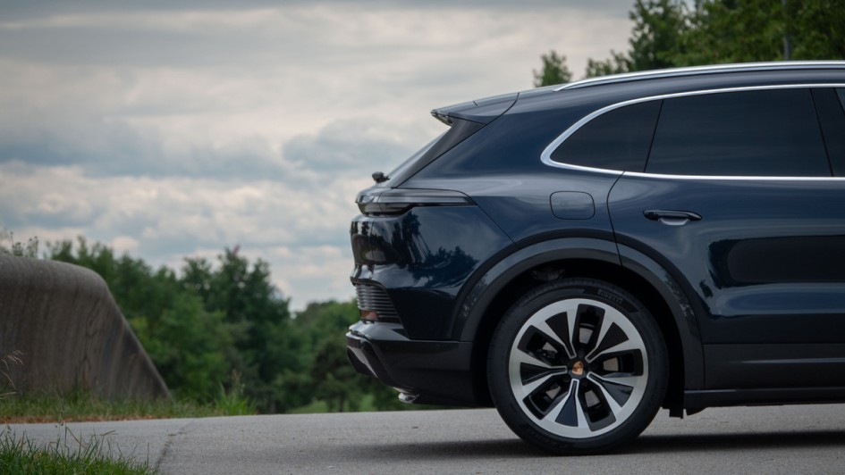 Heckfoto des Porsche Cayenne Electric in dunkelblau