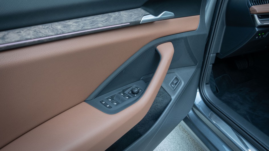 Skoda Superb Combi (2024) Türablage