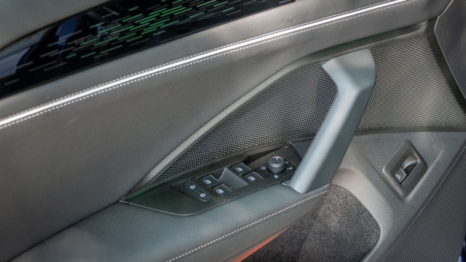 Türverkleidung im VA Tayron TDI 150 mit echten Fensterhebern und Schalter fürs Spiegelverstellen