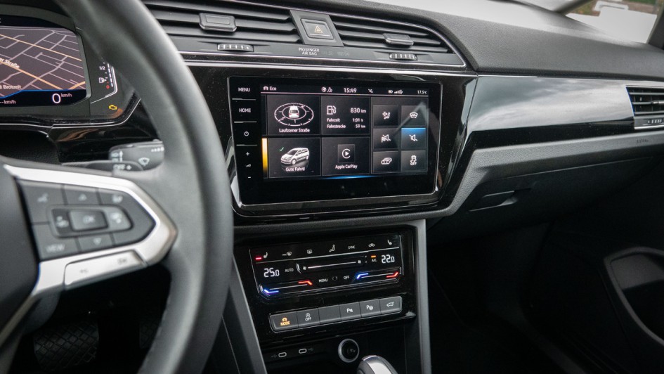 Das Infotainmentmenü im VW Touran ist nach kurzer Eingewöhnung einfach bedienbar weil gut strukturiert.