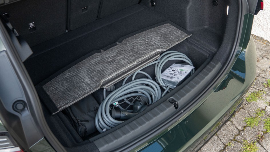 Unterbodenfach für die Ladekabel im BMW 230e