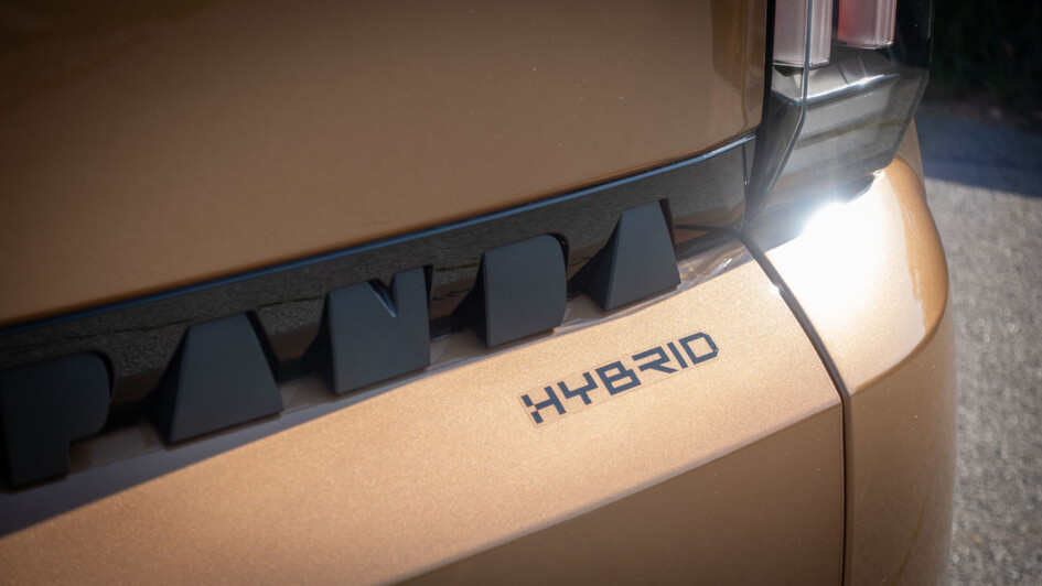 Hybrid-Schriftzug am Kofferraumdeckel des Fiat Grande Panda