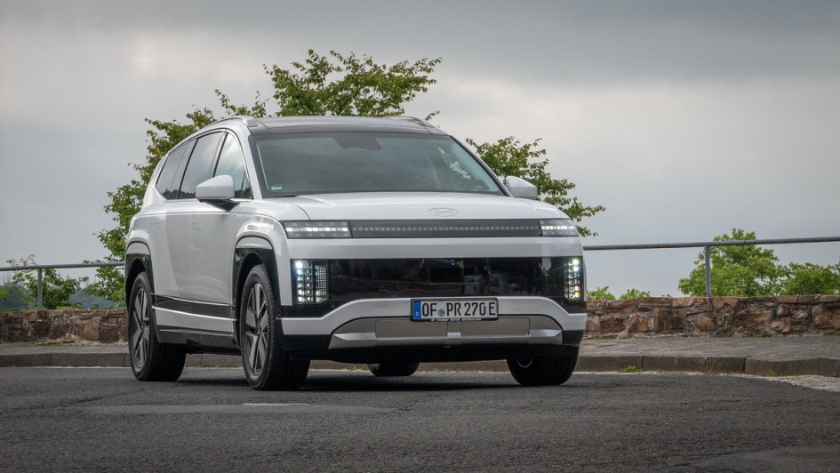 Frontansicht des Hyundai Ioniq 9 Techniq mit Heckantrieb und 219 PS Leistung