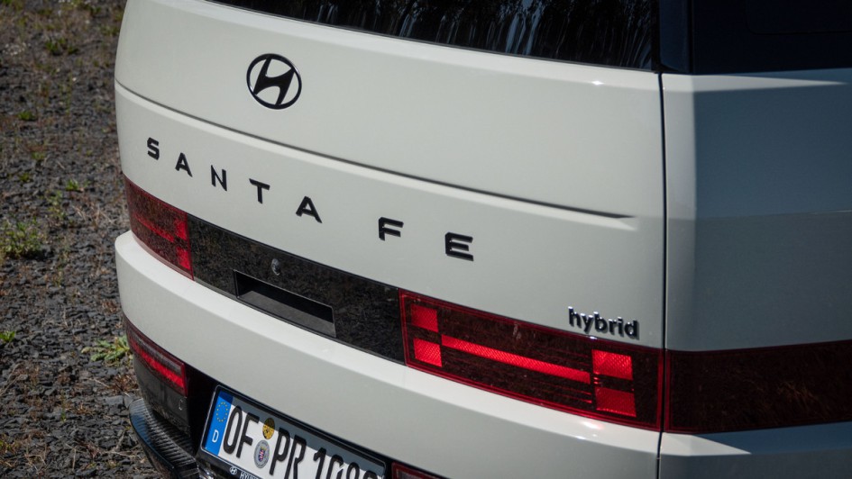 Rückleuchten-Grafik mit eingeschlateten Rückleuchten im Hyundai Santa Fe (2024)