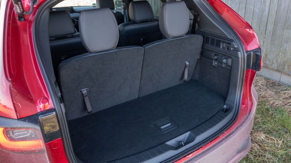 Kofferraum mit aufgestellter dritter Sitzreihe im Mazda CX-80