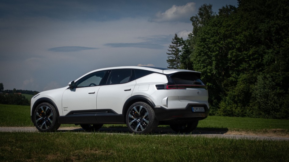 Foto von schräg hinten. Fahrzeug: weißer Polestar 3 aus dem Jahr 2026 (Facelift)