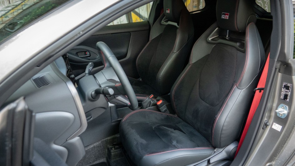Fahrersitz im Toyota Yaris GR komplett fotografiert