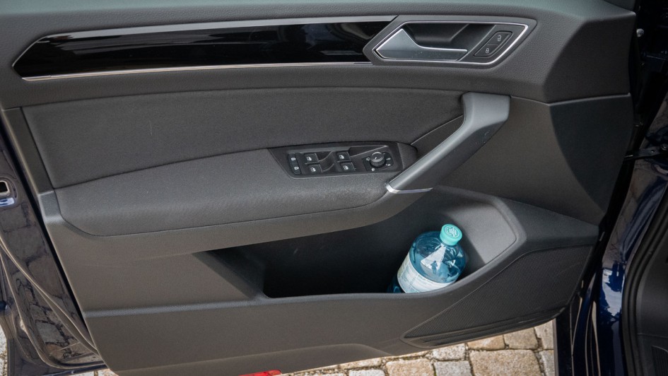 Große Ablagen in den Türtaschen und vernünftige Bedienung von Fensterhebern und Spiegelverstellung sind ein Pluspunkt im VW Touran.