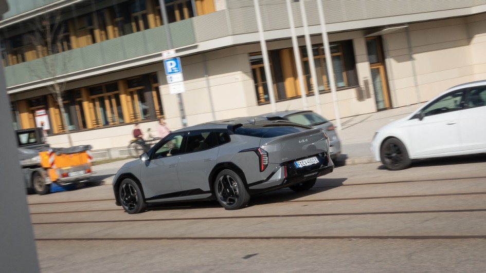 Mitzieher vom heck des Kia EV4 Fastback