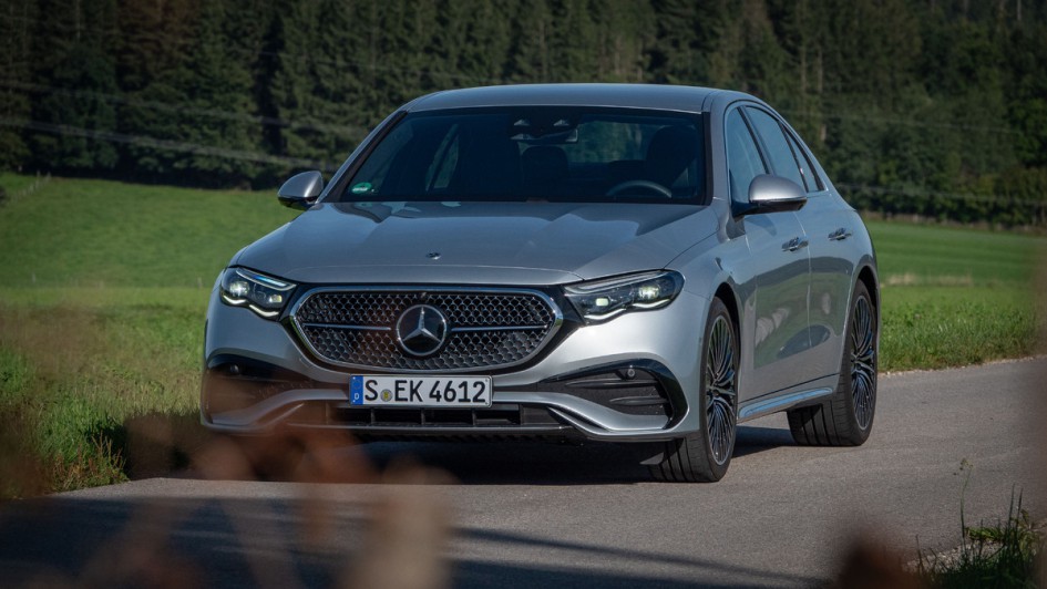 leicht schräg von vorn fotografierte Mercedes E-Klasse in klassischem silber