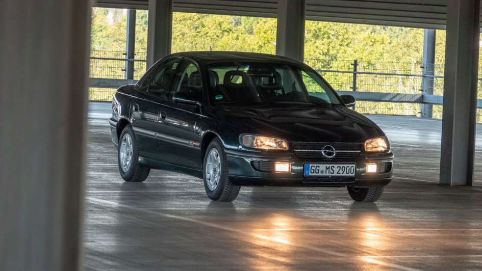 Omega MV6 in dunkler Garage von vorn fotografiert