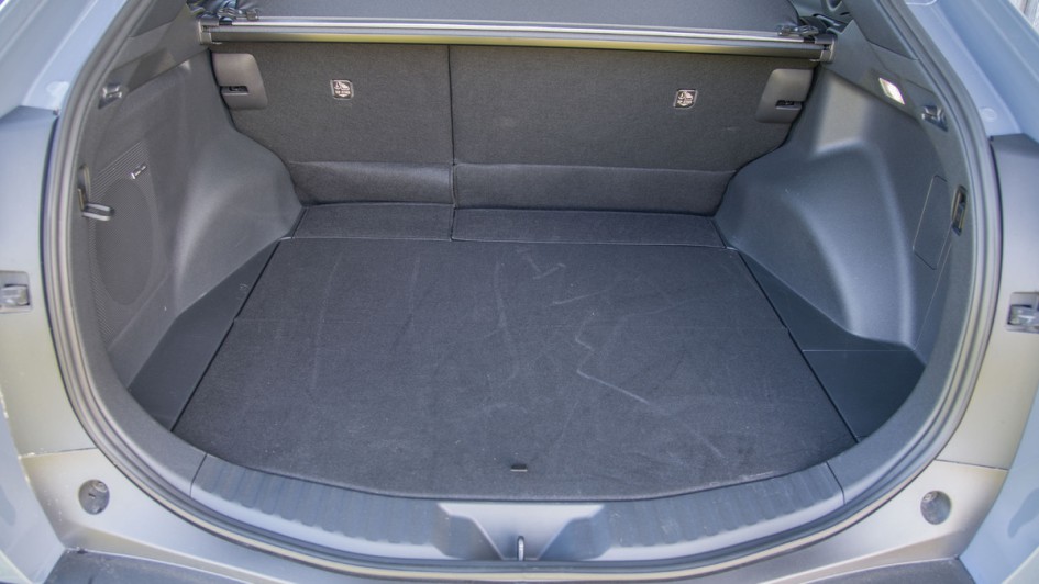 Kofferraumfoto bei geöffneter Heckklappe im Subaru Solterra