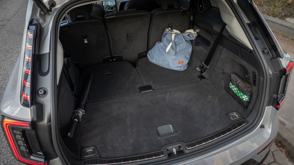 Volvo EX90-Kofferraum mit Jeans-Tasche