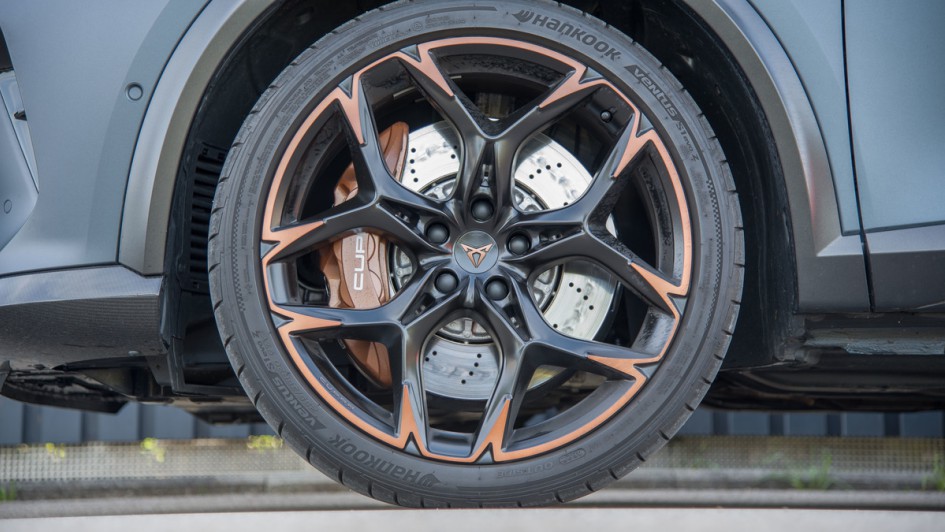 Bremsanlage und Aluminiumrad vorn links vom Cupra Formentor VZ5 mit Akebono-Bremse