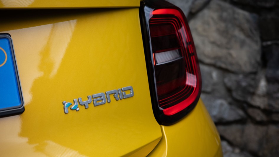 Schriftzug "Hybrid" am rechten Heck des Fiat 500
